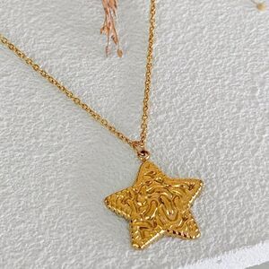 Gold Star Necklace Q337